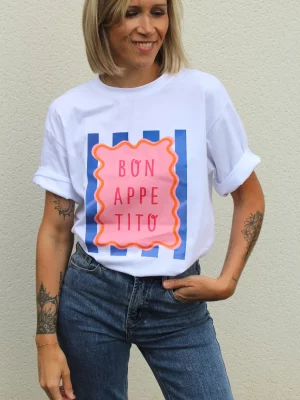Mode féminine aux accents italiens. Le T-shirt tendance BonAppetito allie confort, style et touche d’humour pour un look casual chic irrésistible pour femme sur mercimadame-shop.Fr