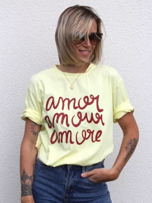 Découvrez le t-shirt jaune Amor : style minimaliste, coupe moderne et confort optimal. Parfait pour un look lumineux et tendance.t-shirt Amor sur mercimadame-shop.Fr