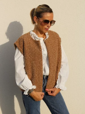 Veste sans manches Rosie : un essentiel chic et structuré pour la mi-saison. Effet laine, coupe droite et confort au quotidien sur merci madame shop.