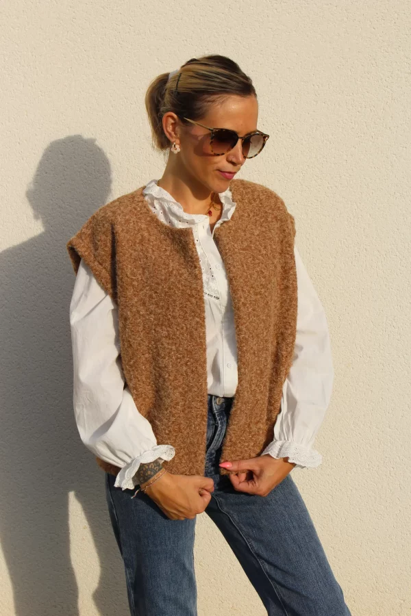 Veste sans manches Rosie : un essentiel chic et structuré pour la mi-saison. Effet laine, coupe droite et confort au quotidien sur merci madame shop.