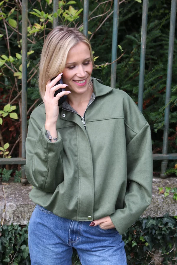 Adoptez un look tendance avec notre veste oversize en suédine pour femme. Confort, style et élégance pour vos tenues de mi-saison sur mercimadame-shop.fr