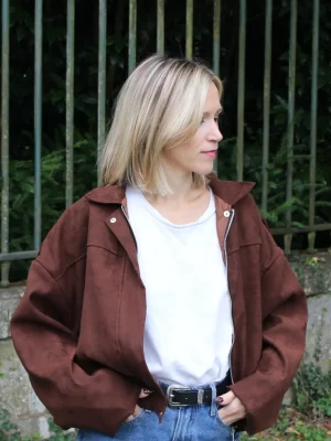 Adoptez un look tendance avec notre veste oversize en suédine pour femme. Confort, style et élégance pour vos tenues de mi-saison sur mercimadame-shop.fr